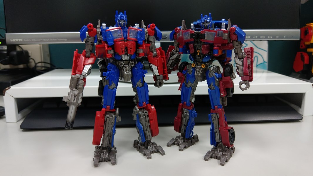 Studio Series 32 Voyager Optimus Prime Out Of Package Comparison Photos  (2 of 6)